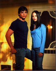 Amazon: Tom Welling And Kristin Kreuk Posed For Smallville ...